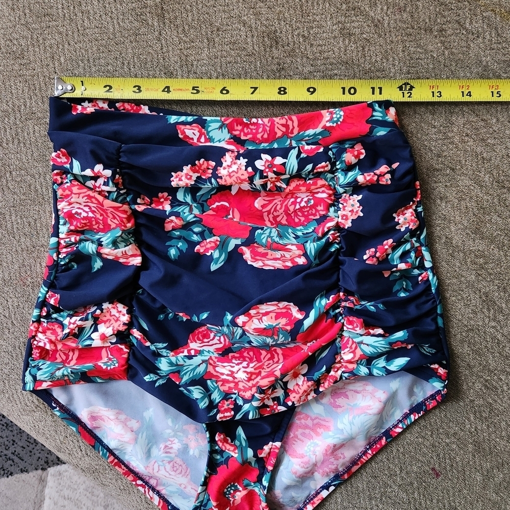 COCOSHIP Floral High-Waisted Women's Shorts - Red and Green
